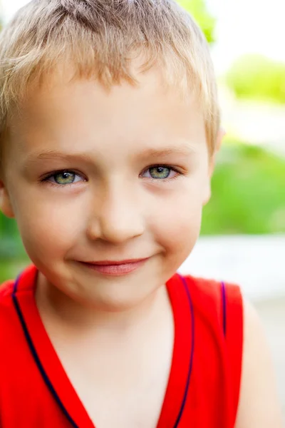 Sonrisa de sereno lindo hermoso niño —  Fotos de Stock