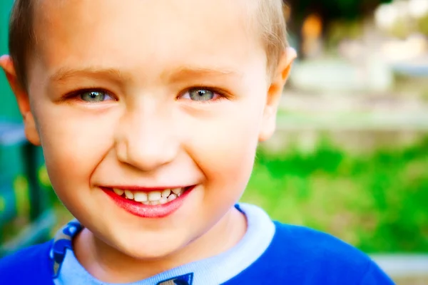즐거운 행복 한 어린이의 미소 — 스톡 사진