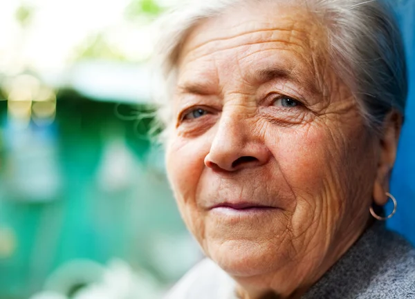 Lächeln einer zufriedenen, glücklichen Seniorin — Stockfoto
