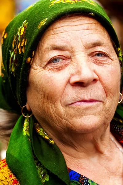 Glimlach van gelukkig Oost-Europese senior vrouw — Stockfoto