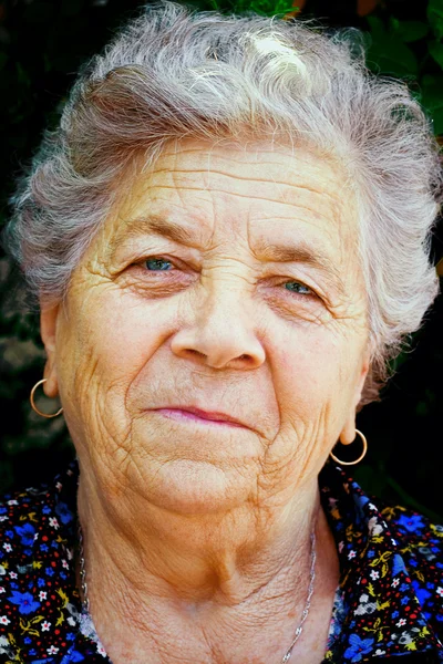 Idős nő mosolyog — Stock Fotó