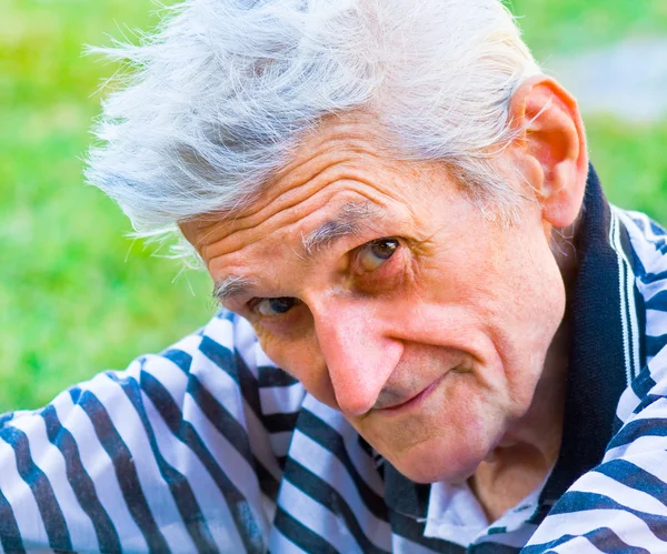 Uomo anziano con saggezza sorriso — Foto Stock