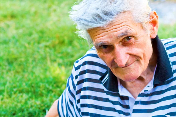 Портрет уверенного пожилого человека — стоковое фото
