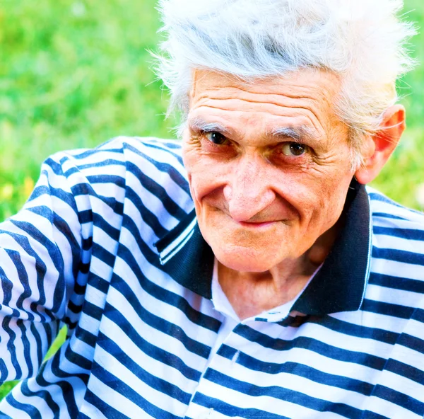 Außenporträt eines glücklichen, aufgeweckten Seniors — Stockfoto