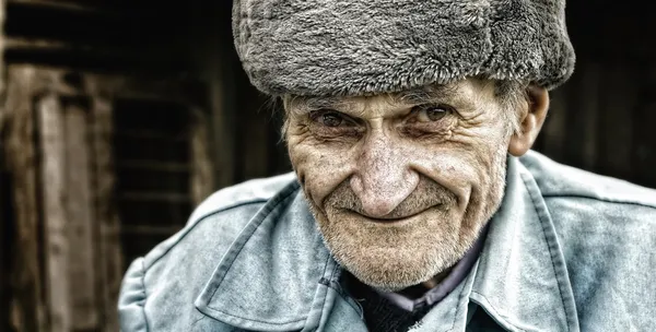 Candid glimlach van een schattig verstandig senior man — Stockfoto