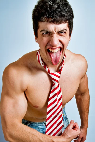 Grito de homem engraçado poderoso com a língua para fora — Fotografia de Stock
