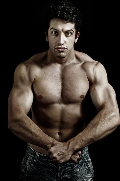 Muscular homem poderoso mostrando seus músculos — Fotografia de Stock