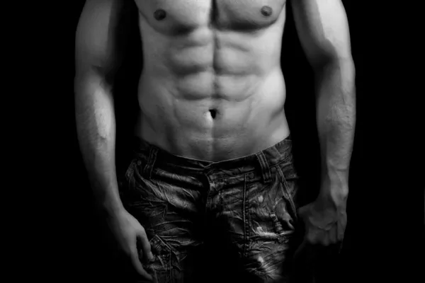 Тело мускулистого мужчины с сексуальной брюшной полостью — стоковое фото
