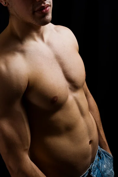 Retrato artístico del musculoso culturista masculino — Foto de Stock