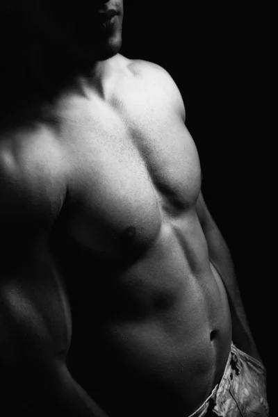 Gespierd torso en buik van man met sexy lichaam — Stockfoto