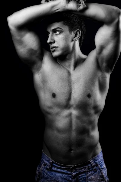 Сексуальный мускулистый мужчина со здоровым телом — стоковое фото