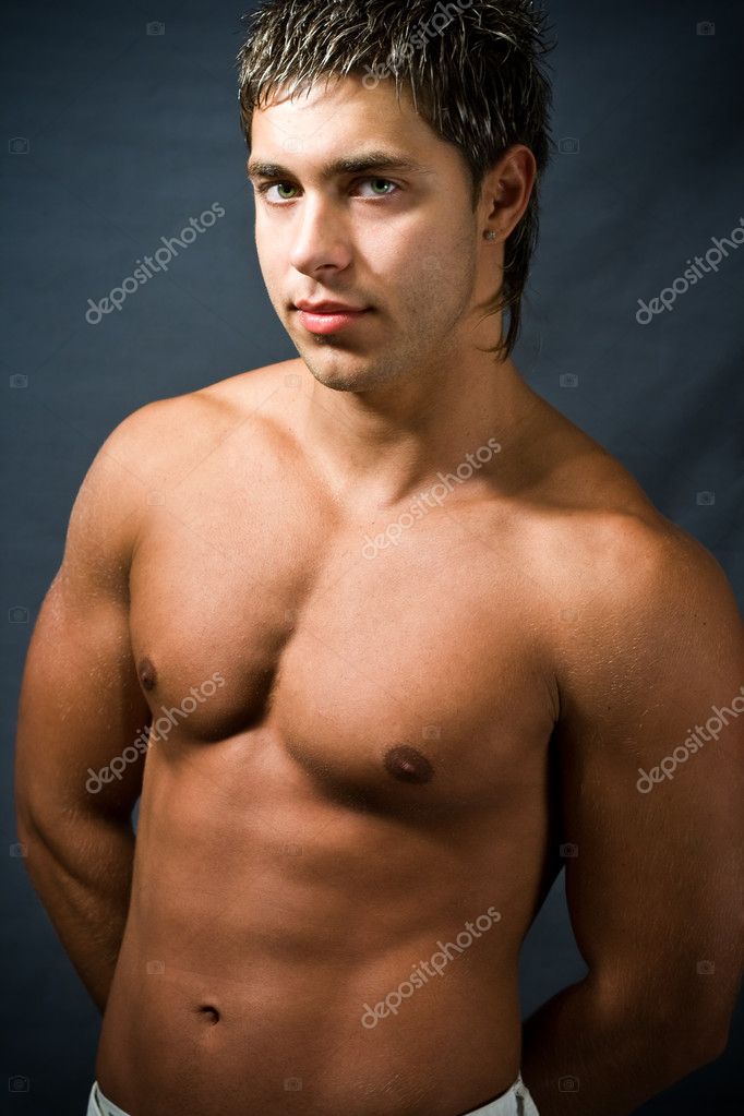 Hombre Musculoso Sin Camisa Fotografía De Stock © Dundanim 9921071 Depositphotos 