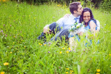 otların arasında samimi bir romantik öpücük sahip çift