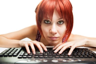 İnternet bağımlılığı - yorgun kadın internette gezinmek