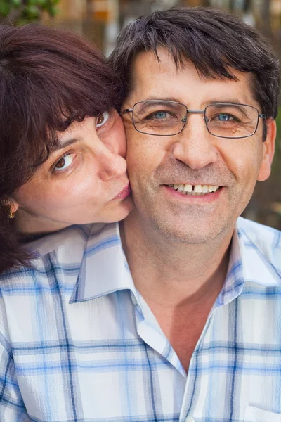 Bacio d'amore da moglie a marito — Foto Stock