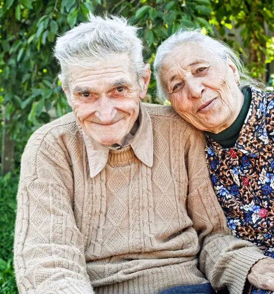 Glückliches und lebensfrohes altes Seniorenpaar — Stockfoto