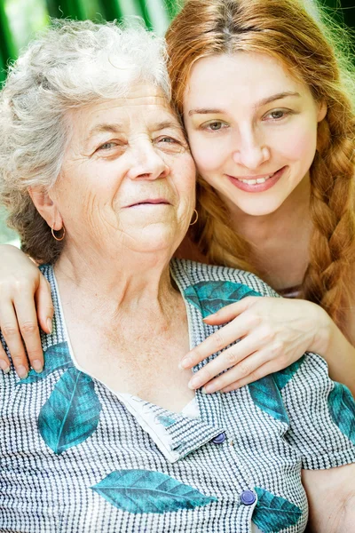 Glad familj porträtt - dotter och mormor — Stockfoto