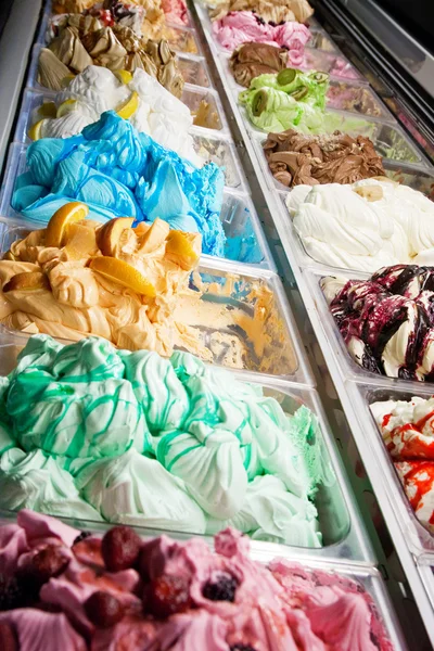 Különböző színű és ízű fagylalt — Stock Fotó