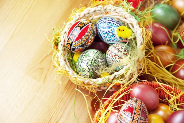 Huevos pintados de Pascua en cesta tradicional — Foto de Stock
