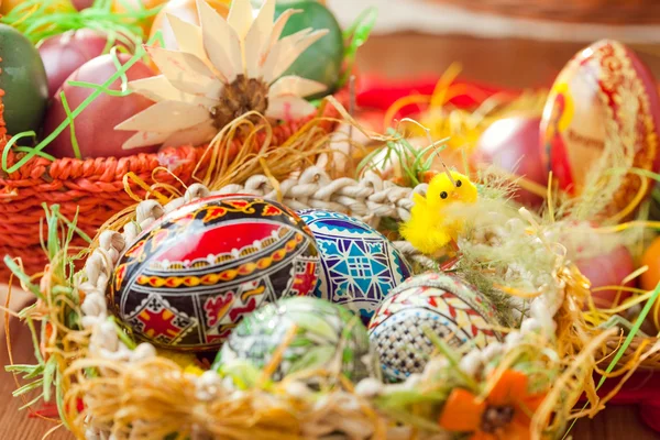 Ovos coloridos de Páscoa na cesta tradicional — Fotografia de Stock