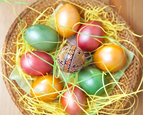전통적 인 바구니에 달걀을 칠 한 부활절 — 스톡 사진