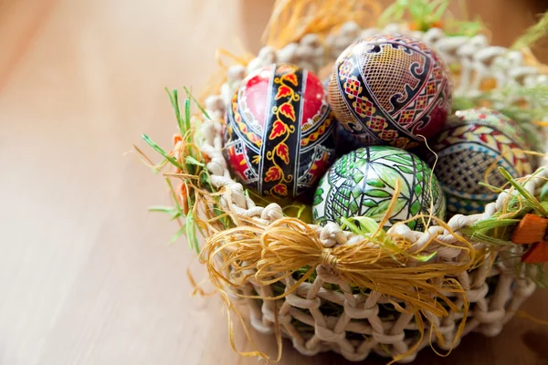 Oeufs peints de Pâques dans le panier traditionnel — Photo