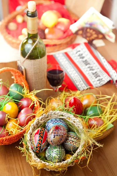 Ovos coloridos de Páscoa com copo de vinho e garrafa — Fotografia de Stock