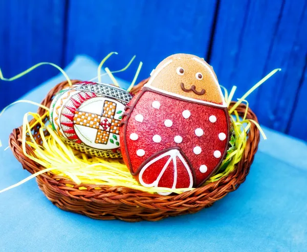 Easter festive egg and cookie in basket — Stock Photo, Image