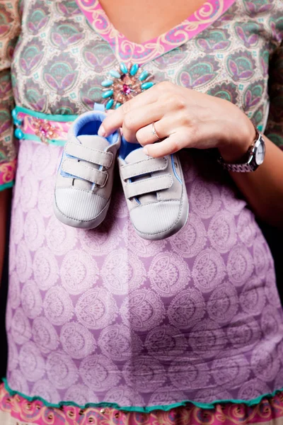 Concepto de embarazo - esperando a la madre embarazada — Foto de Stock
