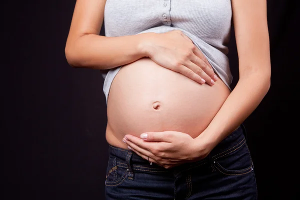 Красивый живот беременной женщины — стоковое фото