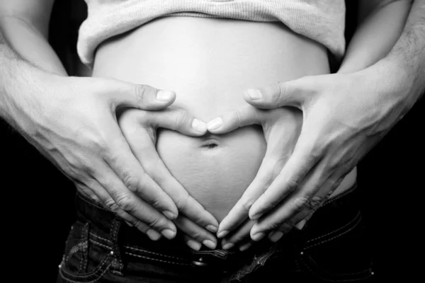 Liefde en zwangerschap - zwangere vrouw en man — Stockfoto