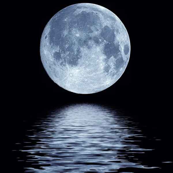 Lua cheia sobre a água — Fotografia de Stock