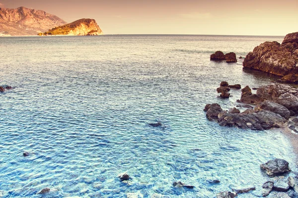Blå turkos havet, bergen och sky — Stockfoto