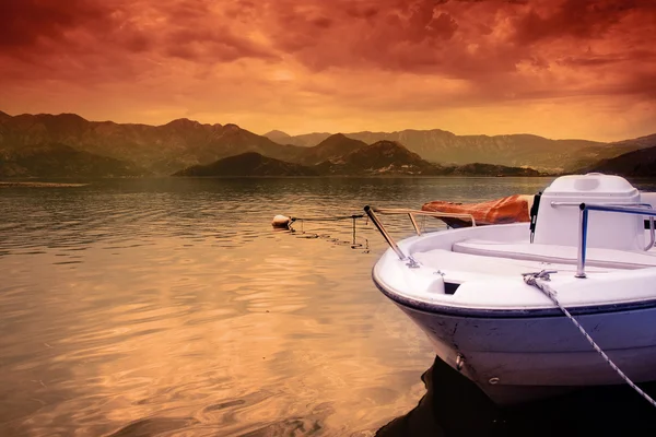 Barco no lago e colorido céu pôr do sol — Fotografia de Stock