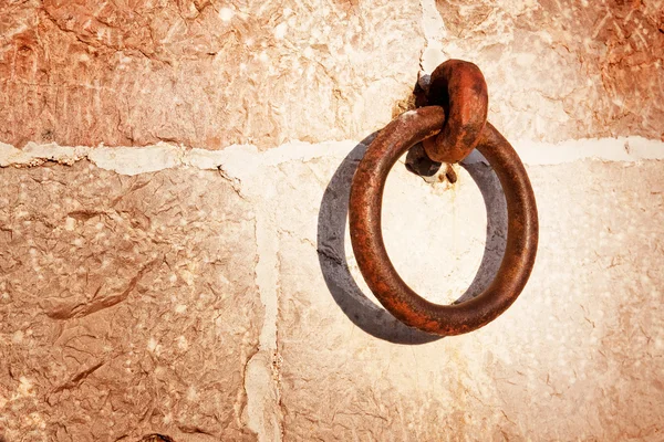 Kőfal és rozsdás gyűrű — Stock Fotó