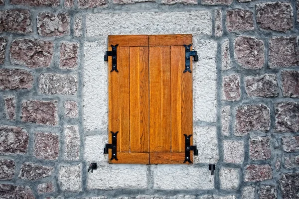 Fából készült rusztikus antik ablak és a kőfal — Stock Fotó