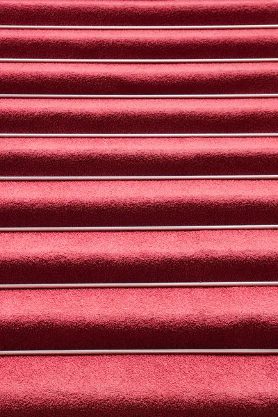 Czerwony dywan na schodach — Zdjęcie stockowe