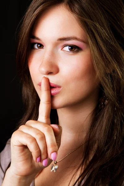 Сплетни - женщина с пальцем на губах — стоковое фото