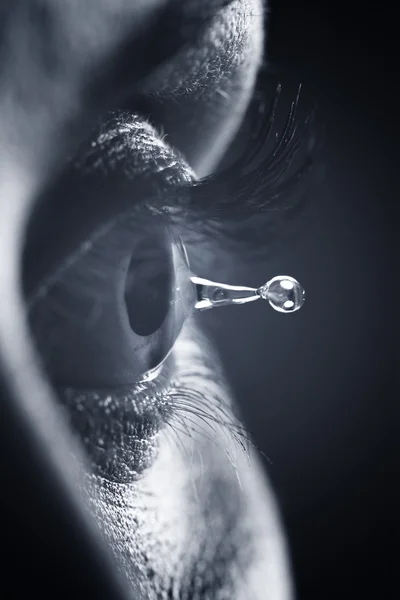 Makro auf dem Auge mit Tränen Wassertropfen — Stockfoto