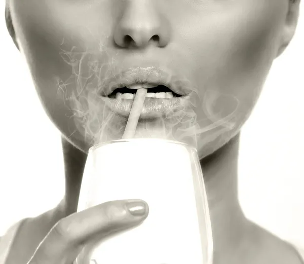 Metáfora pasiva o de segunda mano del concepto de fumar — Foto de Stock