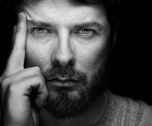 Лицо красивого бородатого уверенного человека
