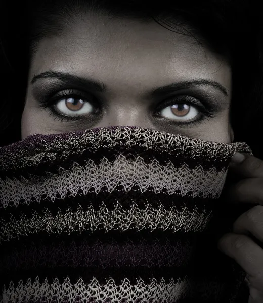Nahaufnahme Porträt einer Frau mit geheimnisvollen Augen — Stockfoto