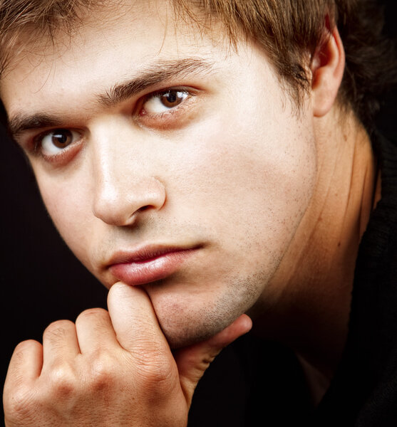 Крупный план портрета одного красивого молодого человека
