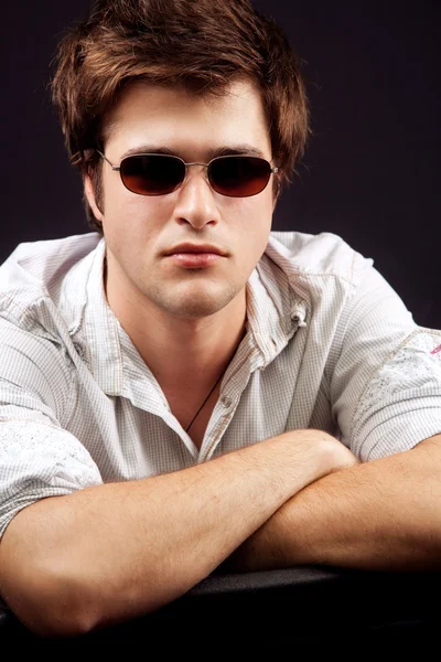 Όμορφος νεαρός με γυαλιά ηλίου. — Φωτογραφία Αρχείου