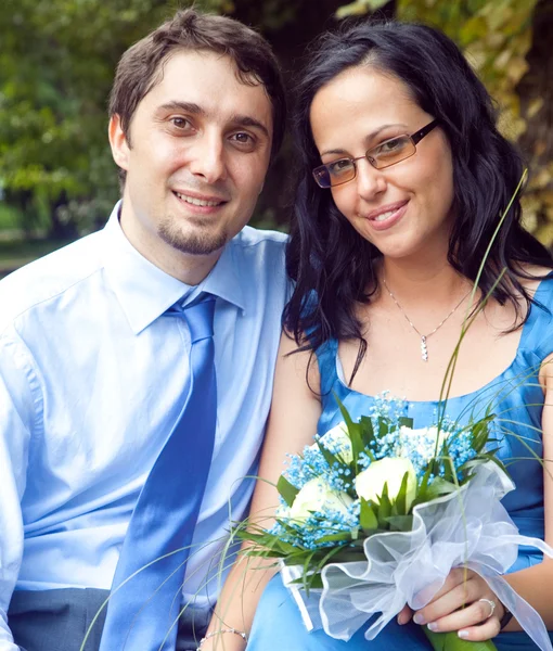 Retrato de casal bonito feliz ao ar livre — Fotografia de Stock