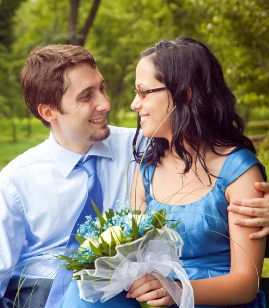 Casal feliz compartilhando um momento romântico íntimo — Fotografia de Stock