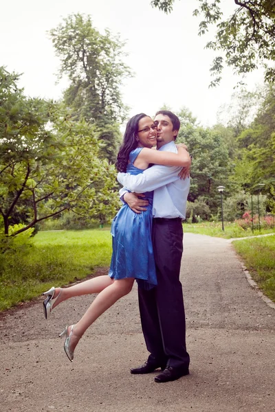 Lyckliga paret i en kyss och kram ögonblick — Stockfoto
