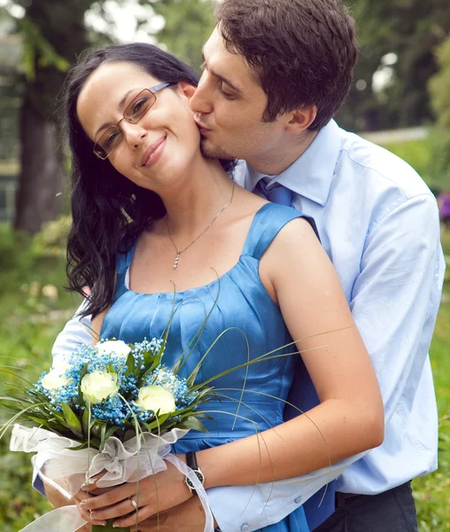 Gelukkige paar in een kus en knuffel romantisch ogenblik — Stockfoto