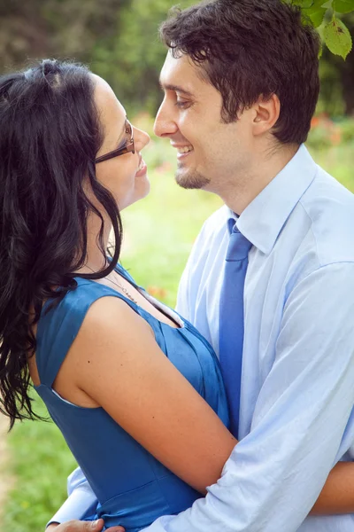Casal alegre compartilhando um momento romântico íntimo — Fotografia de Stock