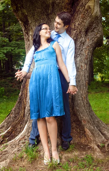 Feliz bonito casal ao ar livre — Fotografia de Stock